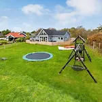 3 Bedroom Beautiful In Hébergement de vacances *