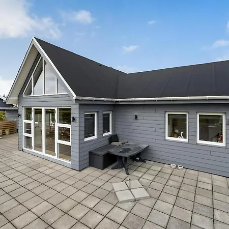 3 Bedroom Beautiful In Semesterbostad *