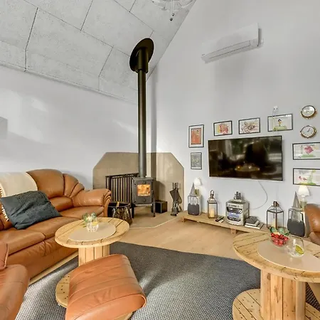 3 Bedroom Beautiful In Semesterbostad