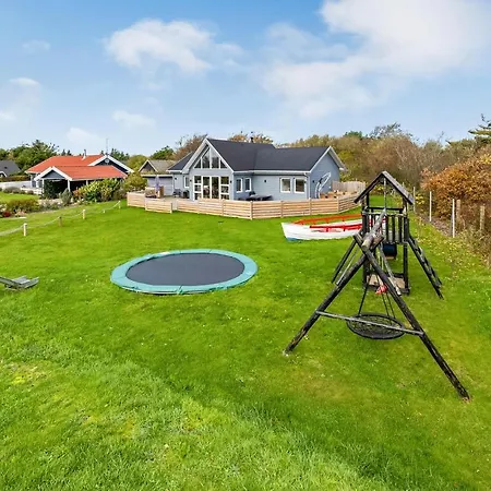 3 Bedroom Beautiful In Semesterbostad *